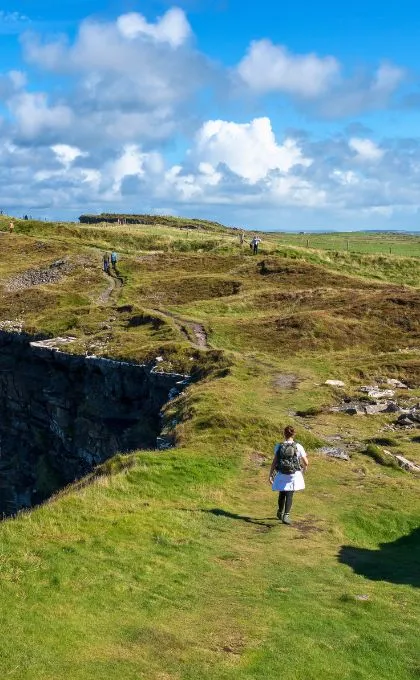 Reisende auf Wanderung bei den Cliffs of Moher