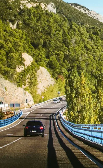 Auto auf Autobahn in Spanien während Mietwagenrundreise.