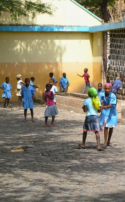 Kinder auf einem Schulhof in den Kapverden