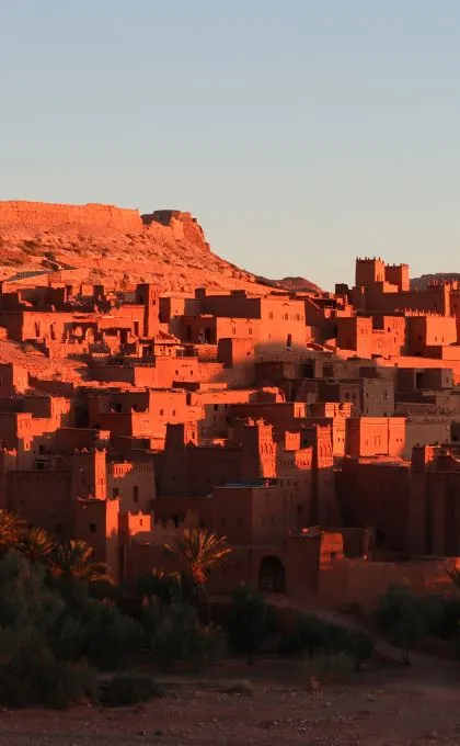 Die Häuser von Aït-Ben-Haddou, ein bekanntes Berber-Dorf in Marokko, leuchten im roten Licht des Sonnenuntergangs