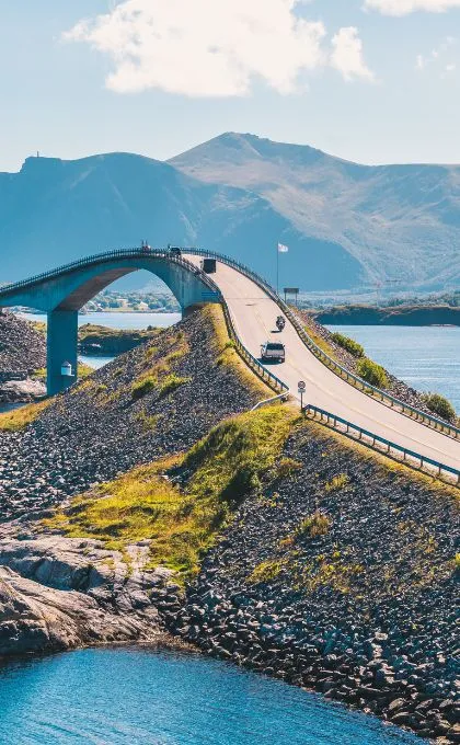 Fahrer auf der Atlantic Road in Norwegen auf einem Brückenübergang zwischen Inseln.