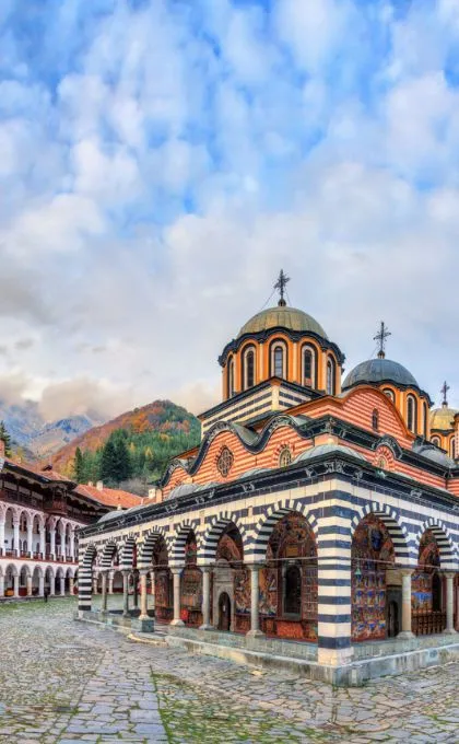 Das Rila Kloster in Sofia, Hauptstadt Bulgariens, mit seinen gestreiften Säulen und roten Fassaden. 