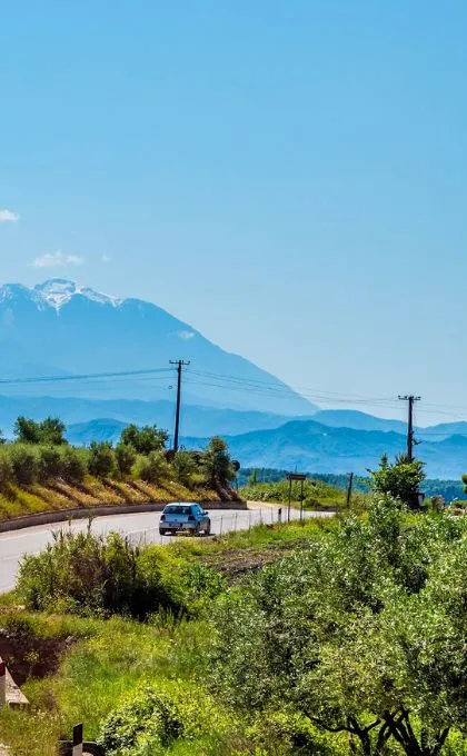 Auto fährt über eine Straße durch die Berge Albaniens.