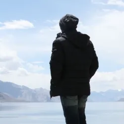 Eine Person steht in Ladakh und schaut in die Landschaft