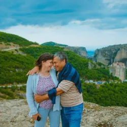 Ein Pärchen steht in Meteora in Griechenland
