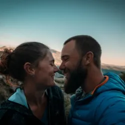 Susi und Lukas beim Wandern in Armenien