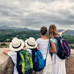 Eine Familie steht auf einer Burg in Katalonien