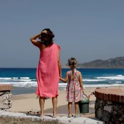 Eine Mutter am Strand in Sardinien mit ihrem Kind