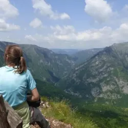 Linda sitzt in Montenegro auf einem Berg