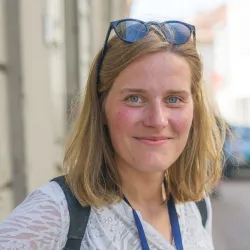 Reiseexpertin baltische Staaten Alina. Sie hat blonde Haare und ein sympathisches Lächeln im Foto.