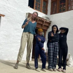 Reiziger met een gezin bij Homstay Thangso in Ladakh.