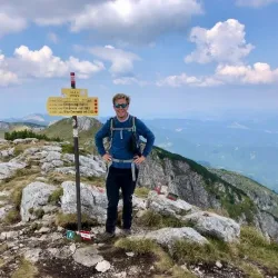 Der Reiseexperte für Montenegro auf einem Berg.