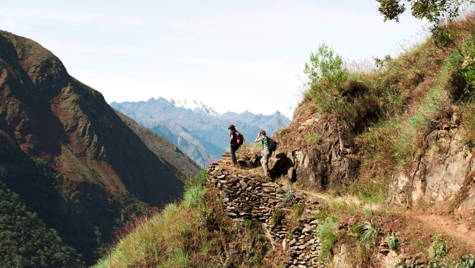 Zwei Wanderer laufen entlang der Kaffeeroute während der Rundreise Peru