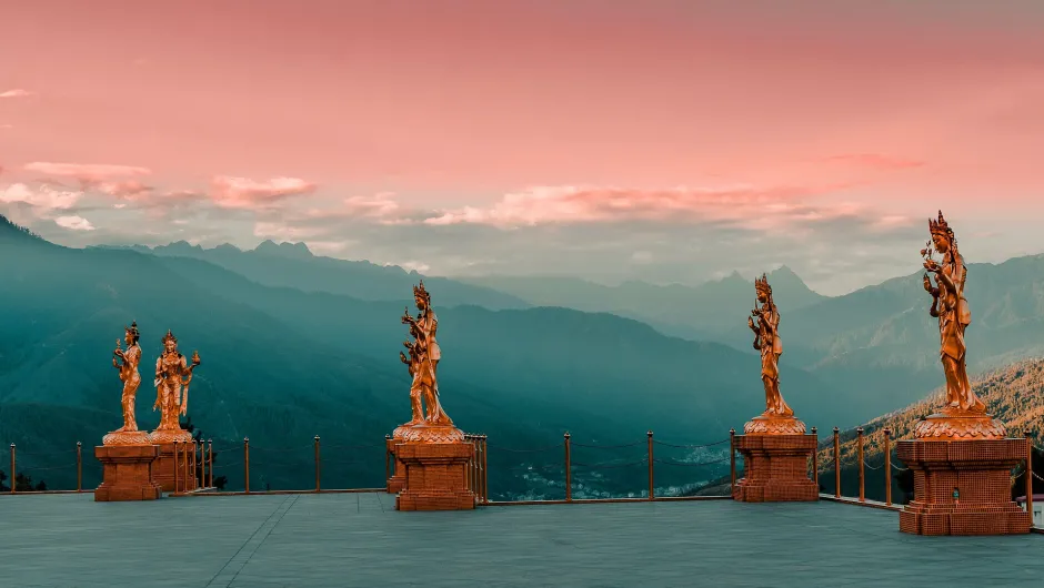 Sonnenuntergang über Bergen in Bhutan