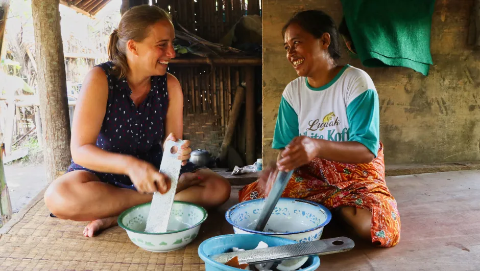 Zwei Frauen kochen zusammen in Indonesien