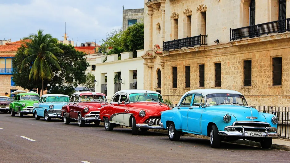 Havanna Kuba Sehenswürdigkeiten: Oldtimer am Straßenrand