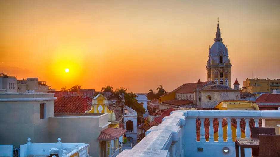 Kolumbien Rundreise: Sonnenuntergang hinter der Kirche in Cartagena