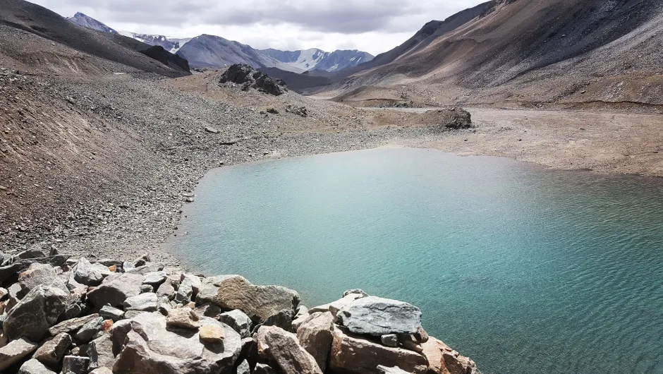 Blick auf einen See im Himalayagebirge