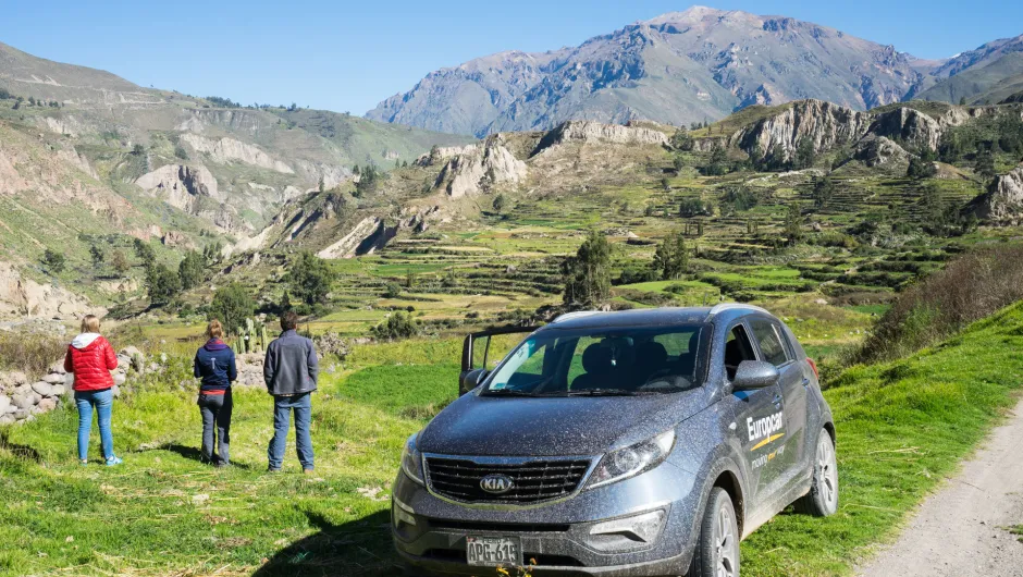 Drei Menschen stehen bei der Mietwagenrundreise in Peru vor einem Gebirge 
