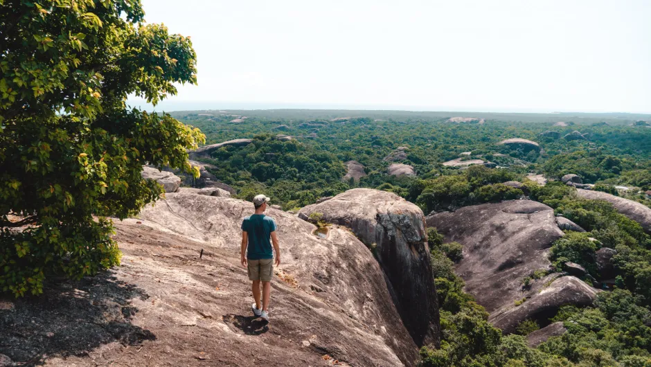 Ein Mann bestaunt die schöne Landschaft während seiner Sri Lanka Reisen