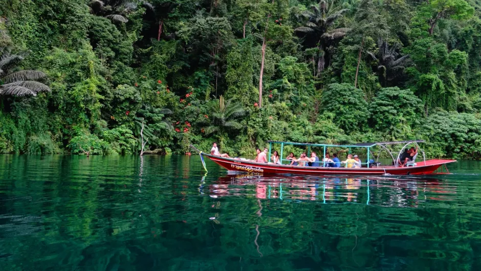 Fahrt mit dem Longtail-Boot bei Ihrer Thailand mit Kindern Reise