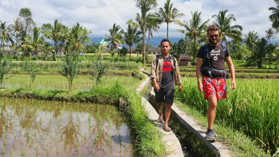 Zwei Männer unternehmen eine Wanderung in Indonesien, die eine Meet the Local Aktivität ist