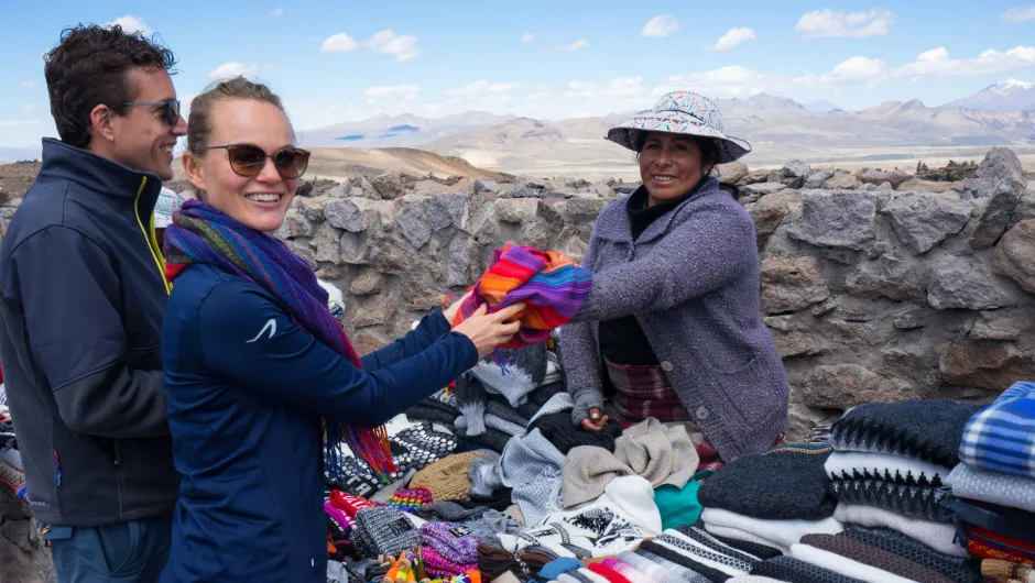 Guido und Agnes kaufen bei einem Local in Peru ein - wir unterstützen die lokale Wertschöpfung