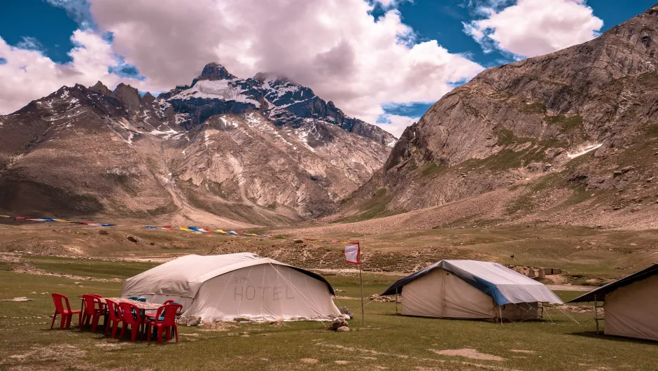 Ein Zeltlager inmitten des Himalayagebirges