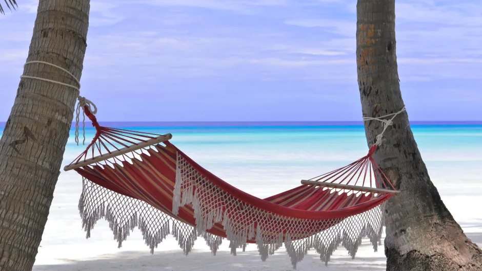 Verbringen Sie Ihre Flitterwochen auf den Malediven und ruhen Sie sich in der Hängematte aus