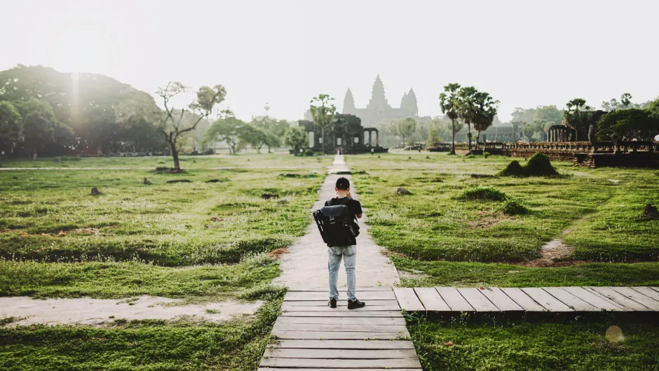 Ein Reisender hat unsere Reisetipps für Kambodscha gelesen und steht in Kambodscha vor einem Tempel