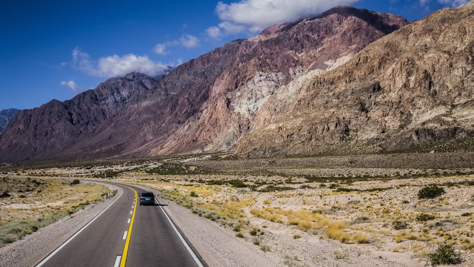 Ein Auto auf der Straße während der Mietwagenrundreise in Chile