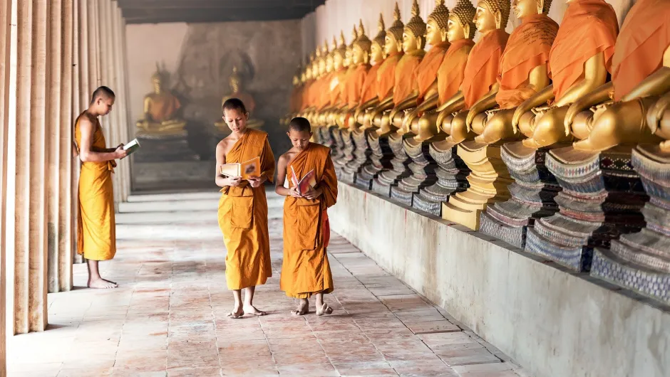 Zwei Kinder laufen ein einem Tempel in Myanmar