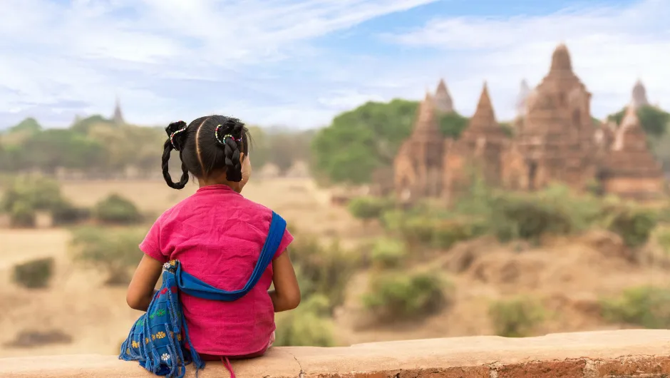 Ein Kind sitzt in Myanmar während der Reise mit Kindern