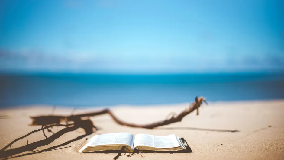 Lesen Sie unser Reisemagazin ganz entspannt am Strand