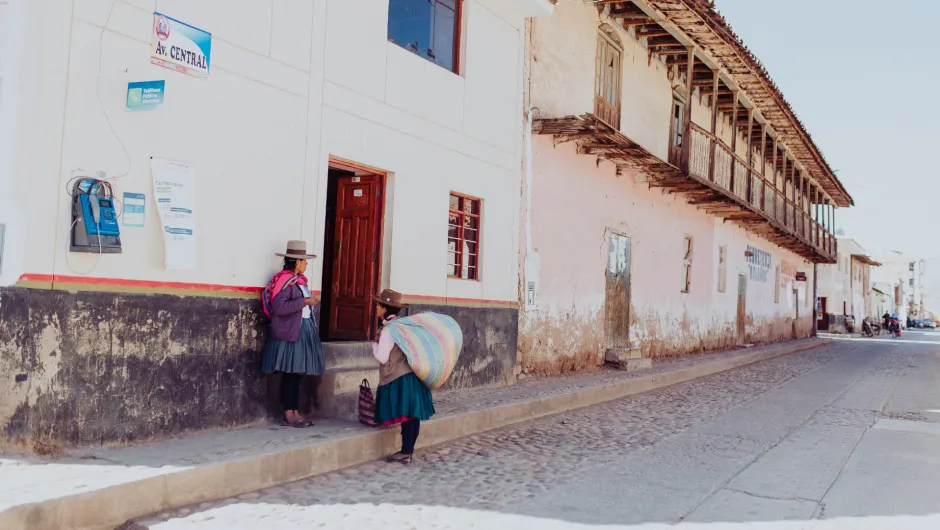 Zwei Frauen stehen in Peru an einem Haus.