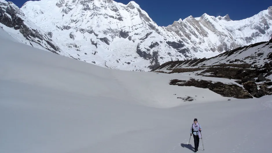 Eine Frau wandert zum Annapurna Basislager in Nepal