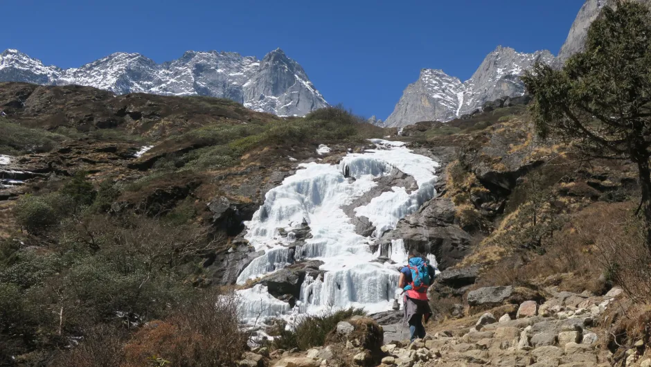 Eine Person auf einem Wanderweg in Nepal