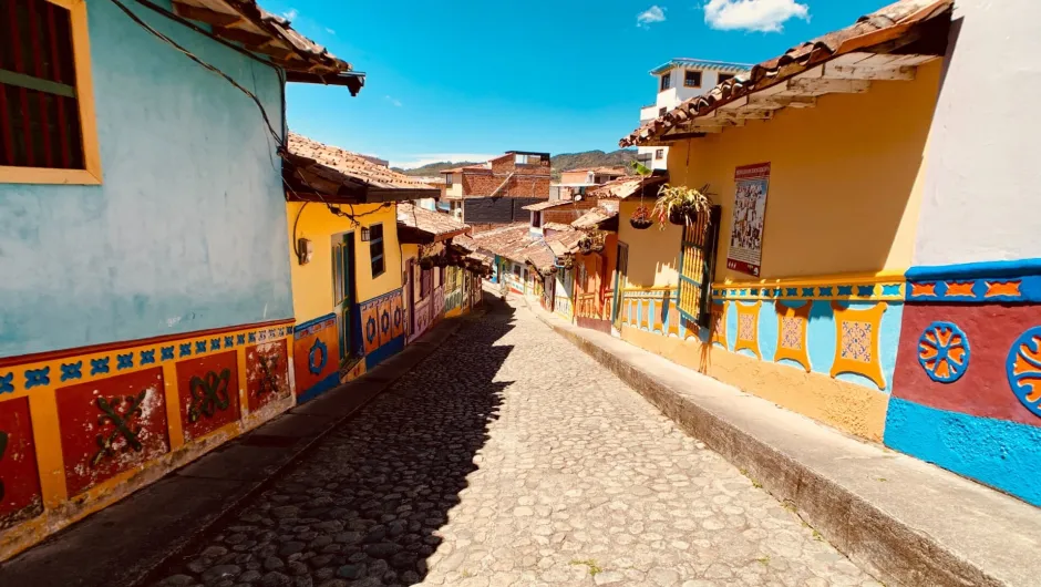 Blick auf die leeren Straßen von Guatape in Kolumbien