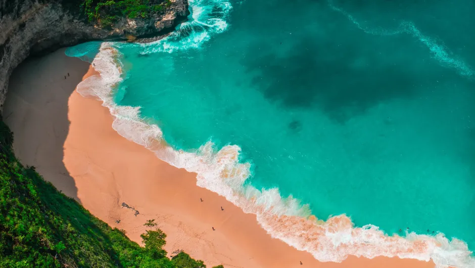 Ein Strand den du während der Indonesien Rundreise besuchst