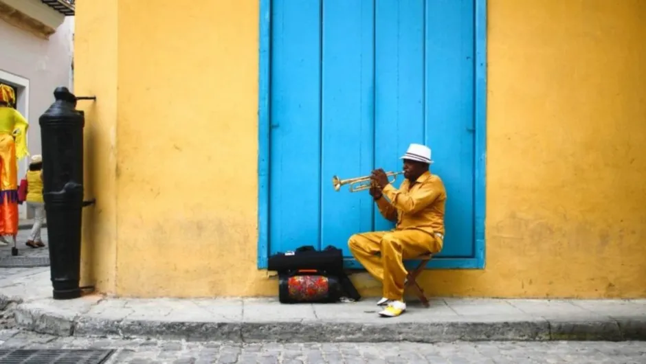 Lebhafte Reiseziele: kubnischer Musik lauschen