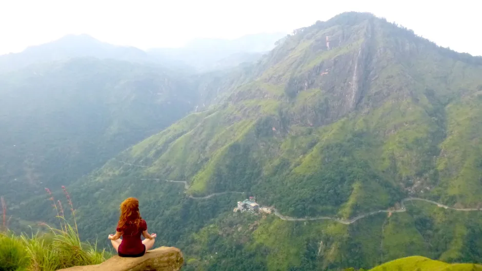 Eine Frau während der Slow Travel Reiseroute in Sri Lanka in Ella