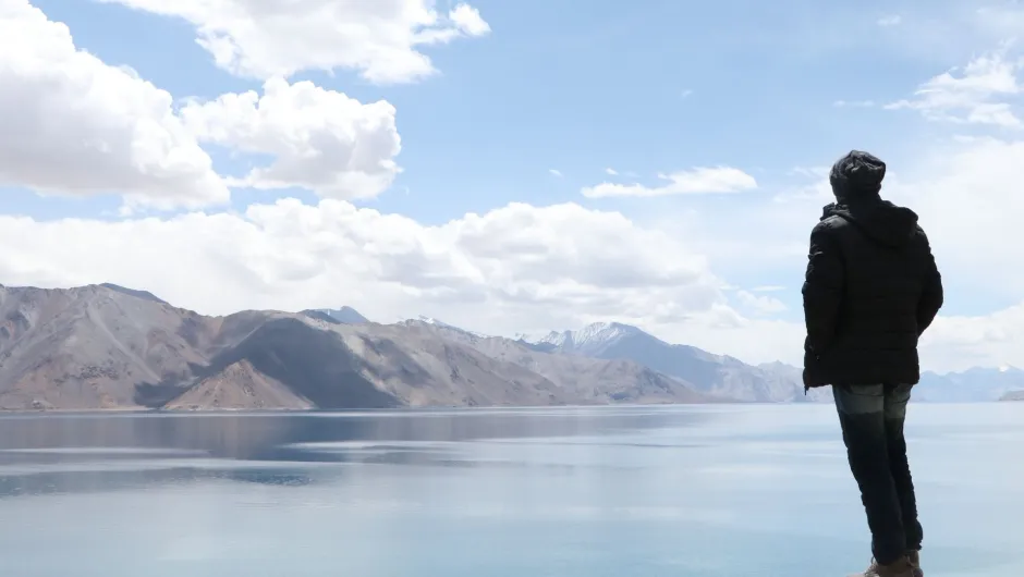 Eine Person steht in Ladakh und schaut in die Landschaft