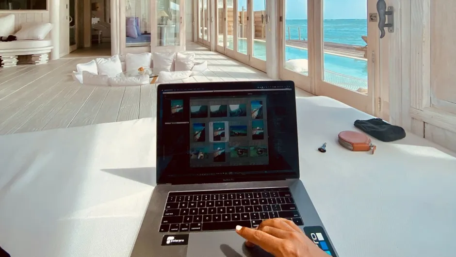 Eine Person arbeitet in ihrer Workation mit Blick auf den Strand