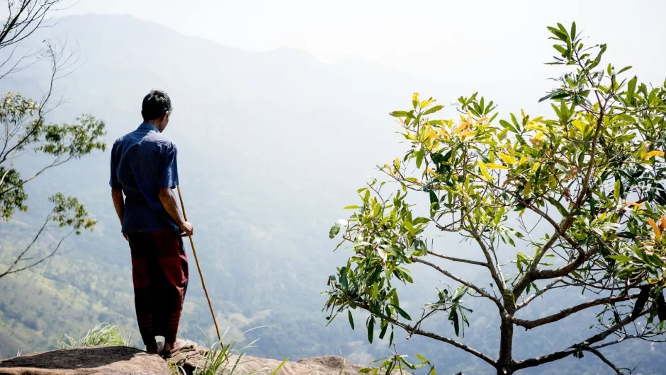Ein Mann während der Gruppenreise in Sri Lanka