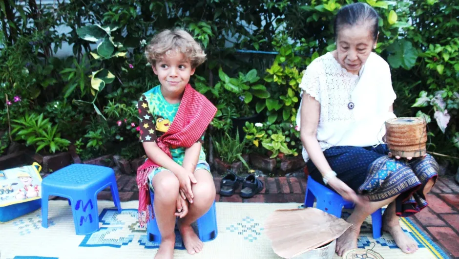 Ein Junge im Urlaub in Laos