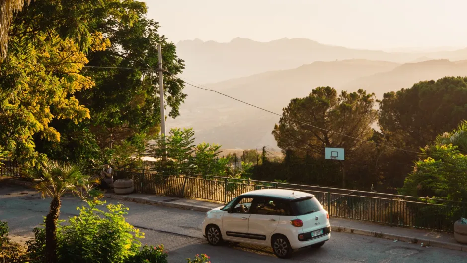 Mit einem Auto kannst du gut nach Sizilien reisen