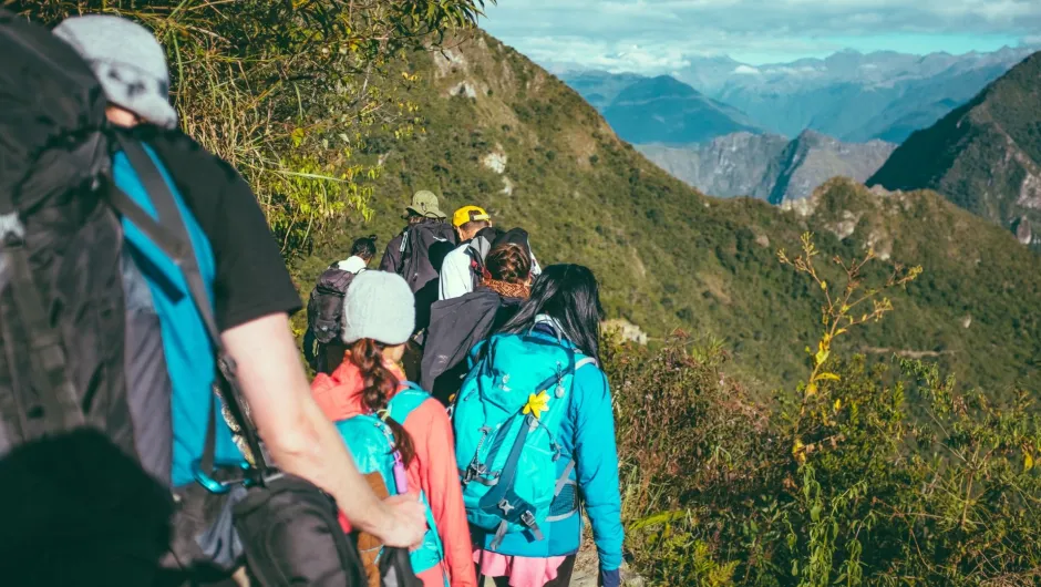 Eine Gruppe reist in Peru zusammen