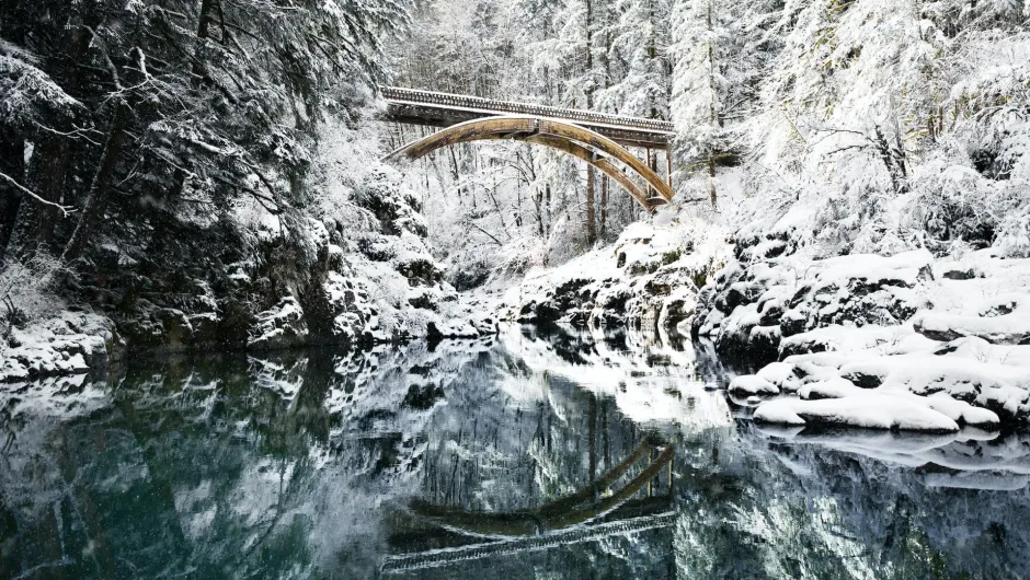 Brücke im Schnee