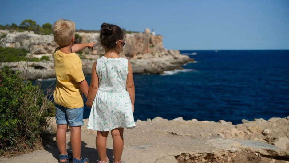 Zwei Kinder stehen bei der Gran Canaria und Teneriffa mit Kindern Reise am Strand