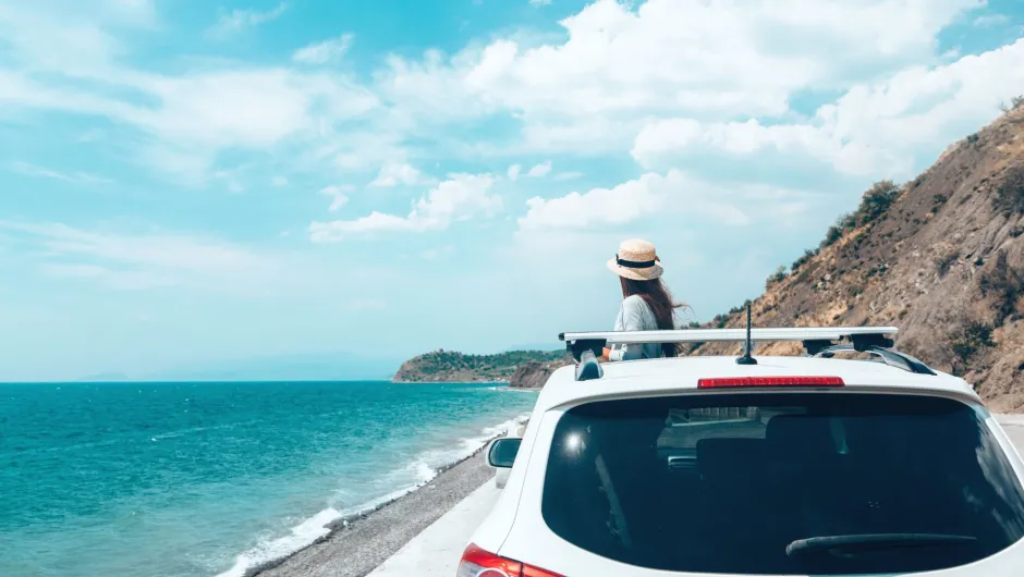 Pause am Strand mit dem eigenen Auto am Meer 